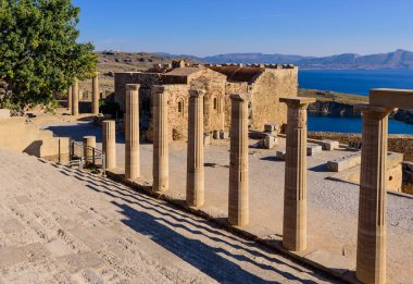 Rodos adasını gezmek. Lindos, Rodos adasındaki antik tapınak kalıntıları, Yunanistan.