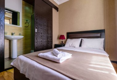 Tiflis, Georgia - 9 Eylül 2017: Otel odasının içi, New Metekhi Oteli