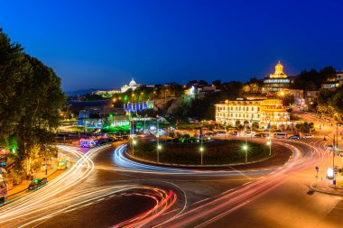 Tiflis, Gürcistan - 10 Eylül 2017: Tiflis 'in gece manzarası, Eski Tiflis Kasabası' nın parlak ışıkları,