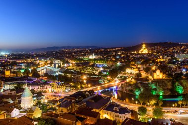 Tiflis, Gürcistan - 9 Eylül 2017: Tiflis 'in hava gece görüşü