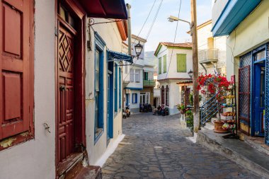 Samos kasabası, Samos Adası, Yunanistan - 25 Mayıs 2017: Geleneksel Yunan evleriyle birlikte Vathi köyündeki pitoresk cadde