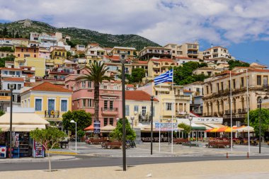Samos kasabası, Samos Adası, Yunanistan - 25 Mayıs 2017: Samos şehri geleneksel Yunan binalarıyla Samos adasının başkentidir