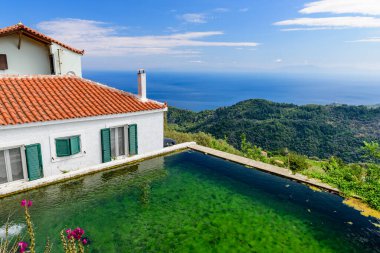 Manolates, Yunanistan 'ın Samos adasındaki dağlarda bulunan geleneksel bir Yunan köyüdür.
