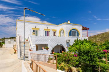 Patmos Adası, Dodecanese, Yunanistan - 29 Mayıs 2017: Kambos köyündeki geleneksel Yunan evi