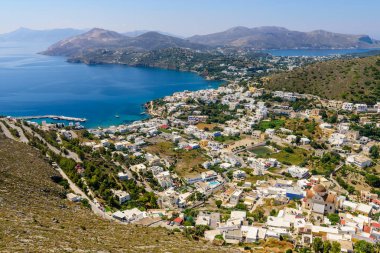 Beyaz binalar ve balıkçı tekneleri ile geleneksel bir Yunan köyü olan Panteli köyü, Leros adası, Yunanistan