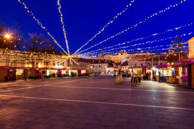 Eğer, Macaristan - 6 Ocak 2017: Eski kent Eger 'deki belediye binası meydanında Noel pazarı