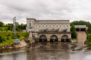 Narva, Estonya - 6 Ağustos 2017: Narva Nehri üzerindeki baraj, hidrolik yapı