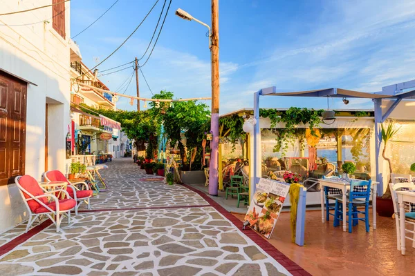Isla Samos Grecia Mayo 2017 Calle Colorida Con Restaurantes Aire —  Fotos de Stock