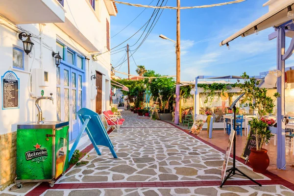 Isla Samos Grecia Mayo 2017 Calle Colorida Con Restaurantes Aire —  Fotos de Stock