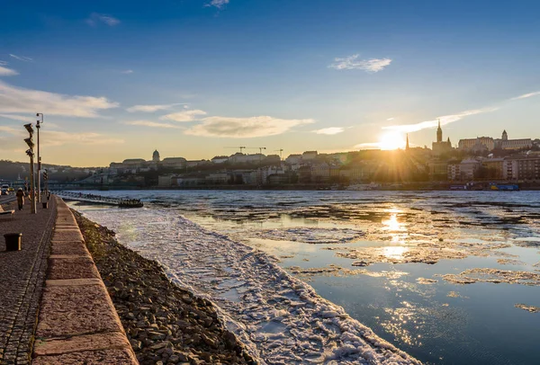 Budapeste Hungria Janeiro 2017 Aterro Rio Danúbio Durante Pôr Sol — Fotografia de Stock