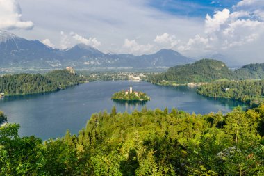 Arka planda Maria ve Kanlı Kale ve Julian Alps 'in ünlü Hac Kilisesi ile Bled Gölü' nde renkli bir yaz sahnesi 