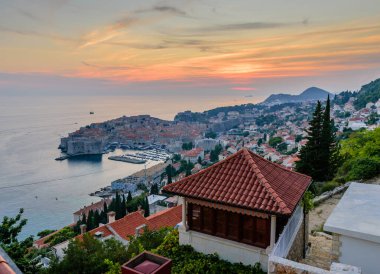 Hırvatistan 'ı gezmek. Hırvatistan 'ın eski Dubrovnik kentinin güzel gün batımı manzarası