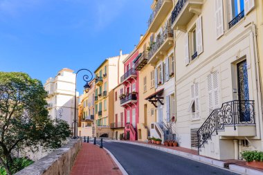 Monte Carlo, Monako Prensliği - 9 Mart 2018: Monte Carlo şehri. Monte Carlo 'da geleneksel binalar, popüler bir turizm beldesi.