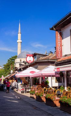 Saraybosna kenti, Bosna-Hersek - 10 Eylül 2018: Saraybosna 'nın tarihi merkezinde geleneksel renkli bir cadde olan Saraybosna' nın tarihi merkezine bakış