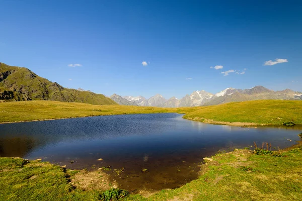 美しい山の風景 山のピークの背景にある山の中で湖 コルディ湖 Koruldi Lake ジョージア州スヴァネティ地方のメシア村近くにある人気のトレッキングルートである — ストック写真