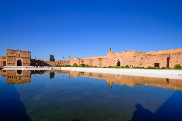 摩洛哥马拉喀什 2018年12月9日 摩洛哥观光游览 马拉喀什的El Badi宫 反映在水池中 一个受欢迎的建筑和旅游胜地 — 图库照片