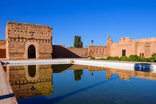 摩洛哥的观光游览 马拉喀什的El Badi宫 反映在水池中 一个受欢迎的建筑和旅游胜地 — 图库照片
