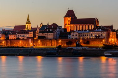 Torun, Polonya - 10 Ekim 2019: Polonya turu. Torun 'un eski kasabası ve Vistula Nehri' nin gece manzarası. Polonya 'daki UNESCO dünya mirası