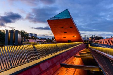 Gdansk, Polonya - 7 Ekim 2019: Polonya turu. Gdansk 'ta İkinci Dünya Savaşı Müzesi, popüler bir turizm merkezi.