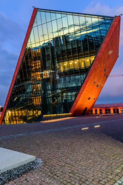 Gdansk, Polonya - 7 Ekim 2019: Polonya turu. Gdansk 'ta İkinci Dünya Savaşı Müzesi, popüler bir turizm merkezi.