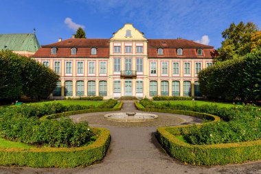 Gdansk, Polonya - 7 Ekim 2019: Polonya turu. Oliwa Parkı ve Abbey Sarayı güzel bir şehir parkı ve Gdansk 'ta popüler bir turistik merkezdir.