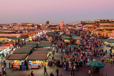Marakeş, Fas - 8 Aralık 2018 Jamaa el Fna pazar meydanı. Jemaa el-Fnaa, Djema el-Fna veya Djemaa el-Fnaa, Marakeş 'in Medina bölgesinde ünlü bir pazar ve meydan..