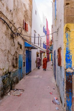 Essaouira, Fas - 11 Aralık 2018: Essaouira şehri. Essaouira Medina 'da geleneksel cadde (eski kent).