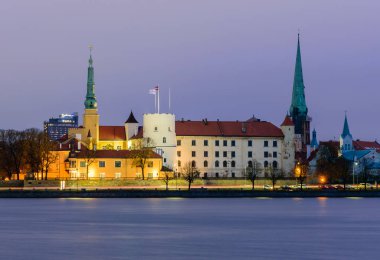 Riga, Letonya - 17 Ekim 2019 Letonya gezisi. Riga Kalesi, Letonya Başkanı 'nın ikametgahıdır. Güzel gece manzarası