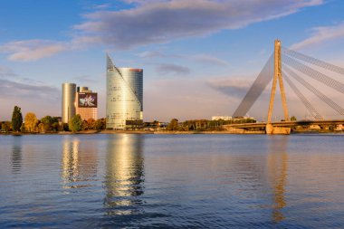 Riga, Letonya - 5 Ekim 2019 Riga şehri. Daugava nehir seti modern binalar ve kablo destekli köprü.