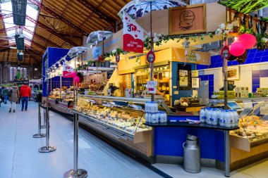 Colmar, Alsace, Fransa - 3 Mayıs 2019: Fransa gezisi. Eski Colmar kasabasındaki kapalı market.