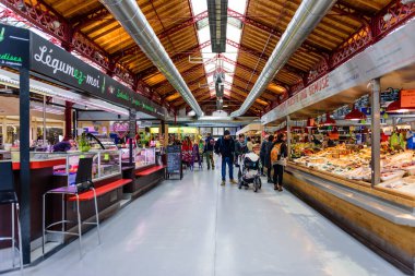 Colmar, Alsace, Fransa - 3 Mayıs 2019: Fransa gezisi. Eski Colmar kasabasındaki kapalı market.
