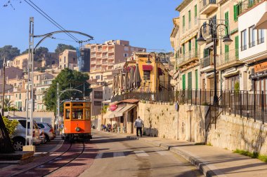 Mallorca Adası, Balearic Adaları, İspanya - 4 Ocak 2019: Port de Soller kasabasındaki eski tramvay