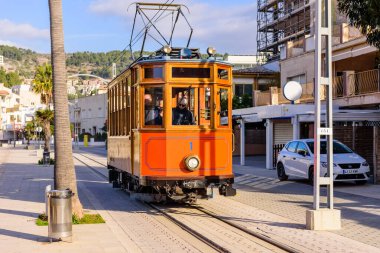 Mallorca Adası, Balearic Adaları, İspanya - 4 Ocak 2019: Port de Soller kasabasındaki eski tramvay