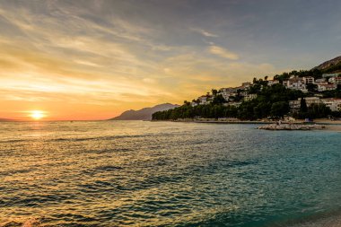 Denizde güzel bir gün batımı. Turizm köyü Baka Voda, Dalmaçya bölgesi, Hırvatistan