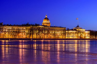 Neva nehri seti Saint Petersburg 'da panoramik manzara. St. Isaac Katedrali ve rıhtımdaki güzel gece aydınlatması binaları, Saint-Petersburg, Rusya