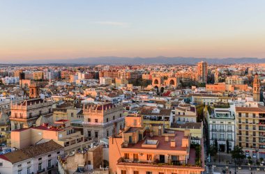 Valencia, İspanya - 4 Ocak 2020 İspanya turu. Valencia 'nın günbatımındaki hava manzarası, Valencia' nın şehir manzarası..