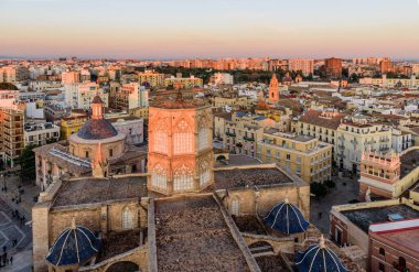 İspanya 'yı gezmek. Valencia 'nın günbatımındaki hava manzarası, Valencia' nın şehir manzarası..