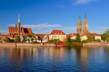 Polonya 'yı gezmek. Wroclaw 'ın şehir manzarası. Tumski Adası manzarası ve Vaftizci Aziz Yahya Katedrali, Kum ve Odra nehri üzerindeki Leydimizin Kilisesi.. 