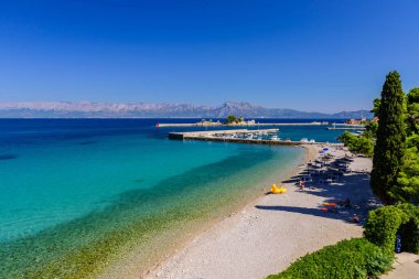 Trpanj, Dalmaçya bölgesi, Hırvatistan - 20 Eylül 2018: pitoresk Adriyatik kıyıları. Trpanj şehrindeki güzel mavi su plajı