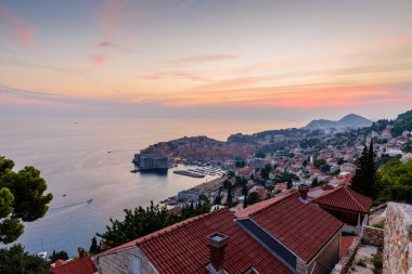 Hırvatistan 'ı gezmek. Hırvatistan 'ın eski Dubrovnik kentinin güzel gün batımı manzarası