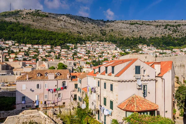Hırvatistan 'ı gezmek. Dubrovnik şehir manzarası. Dubrovnik eski bir kasaba, güzel bir yaz manzarası.