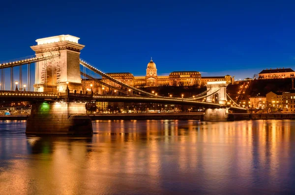 Ungerska Landmärken Kedjebron Kungliga Palatset Och Donau Budapest Natten — Stockfoto