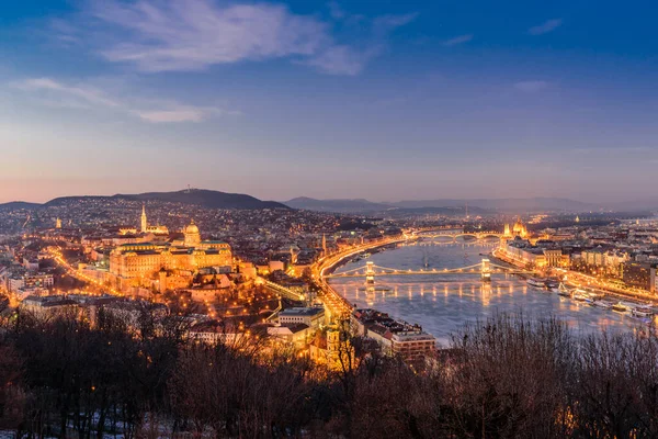 Flygfoto Över Budapest Nattetid Ungerska Landmärken Kedjebron Kungliga Slottet Parlamentet — Stockfoto