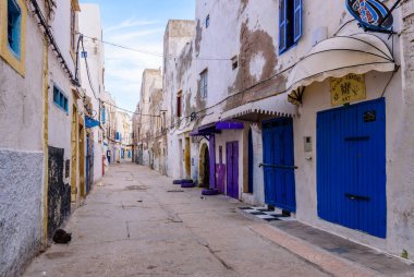 Essaouira, Fas - 11 Aralık 2018: Essaouira şehri. Essaouira Medina 'da geleneksel cadde (eski kent).