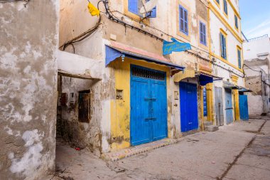 Essaouira, Fas - 11 Aralık 2018: Essaouira şehri. Essaouira Medina 'da geleneksel cadde (eski kent).