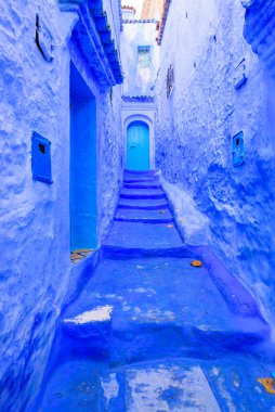 Chefchaouen, Fas - 13 Aralık 2018 Fas turu. Chefchaouen kasabasının güzel mavi Medina 'sı. Geleneksel mavi cadde