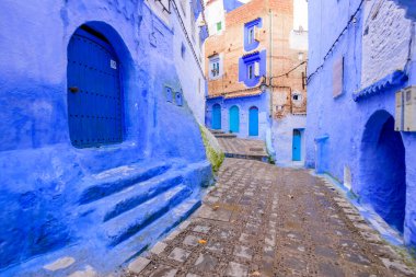 Chefchaouen, Fas - 13 Aralık 2018 Fas turu. Chefchaouen kasabasının güzel mavi Medina 'sı. Geleneksel mavi cadde