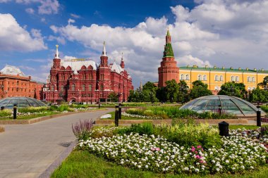 Moskova, Rusya - 10 Haziran 2019: Moskova turu. Manezhnaya Meydanı ve Kremlin, Moskova 'nın tarihi merkezinin güzel yaz manzarası.