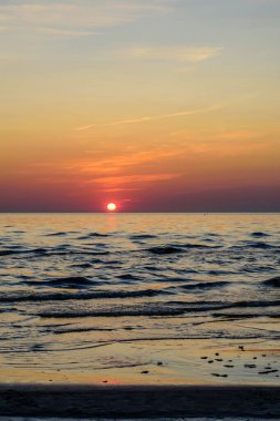Denizde güzel bir gün batımı. Günbatımında Baltık Denizi, Narva-Joesuu, Estonya. Narva-Joesuu - Estonya 'da deniz kenarı tatil beldesi ve popüler tatil beldesi