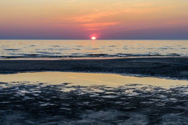 Denizde güzel bir gün batımı. Günbatımında Baltık Denizi, Narva-Joesuu, Estonya. Narva-Joesuu - Estonya 'da deniz kenarı tatil beldesi ve popüler tatil beldesi